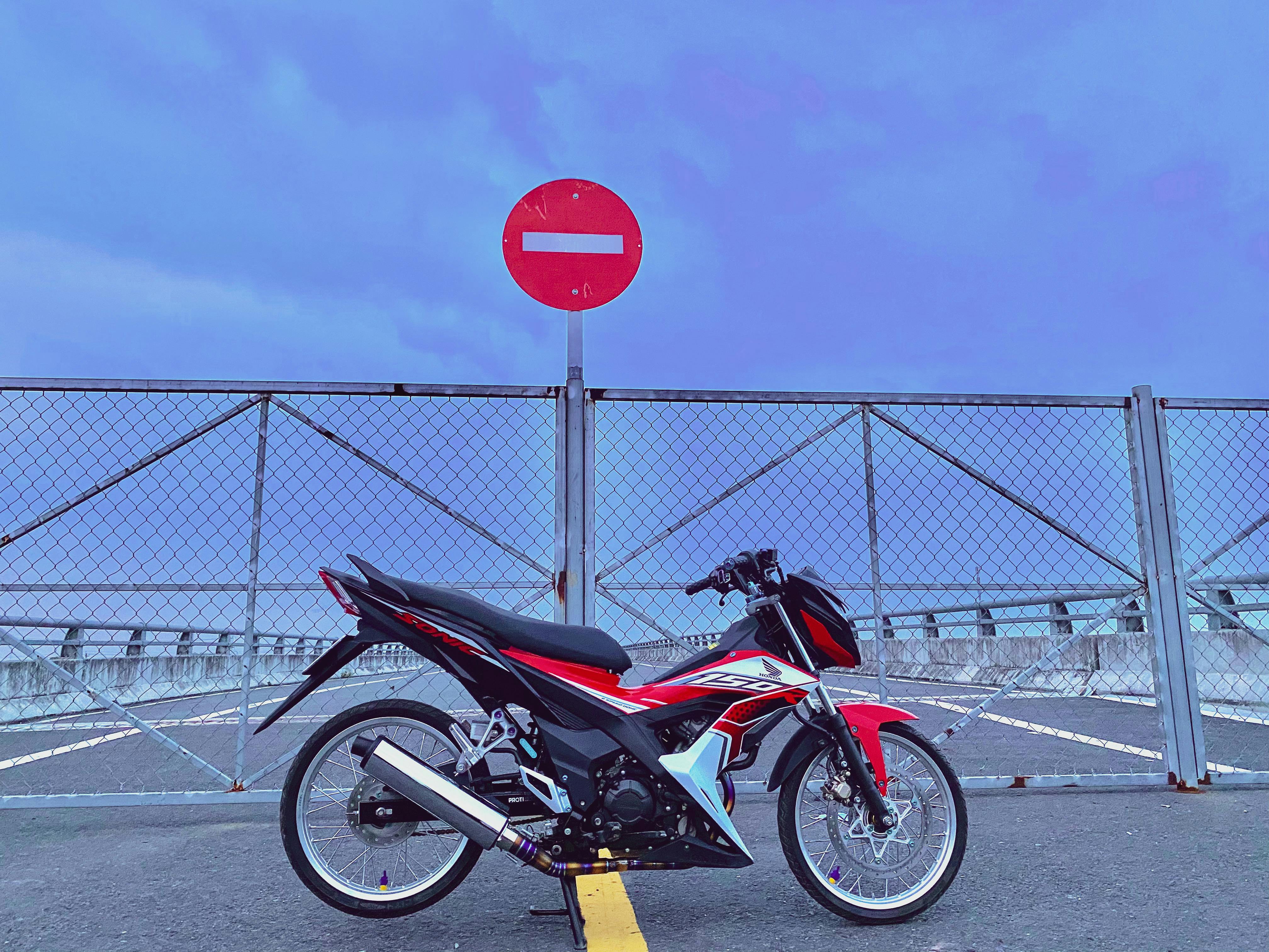 Tangisan di Balik Jalan Terputus: Mengapa Bantuan Banjir Sumatra Tak Kunjung Sampai?