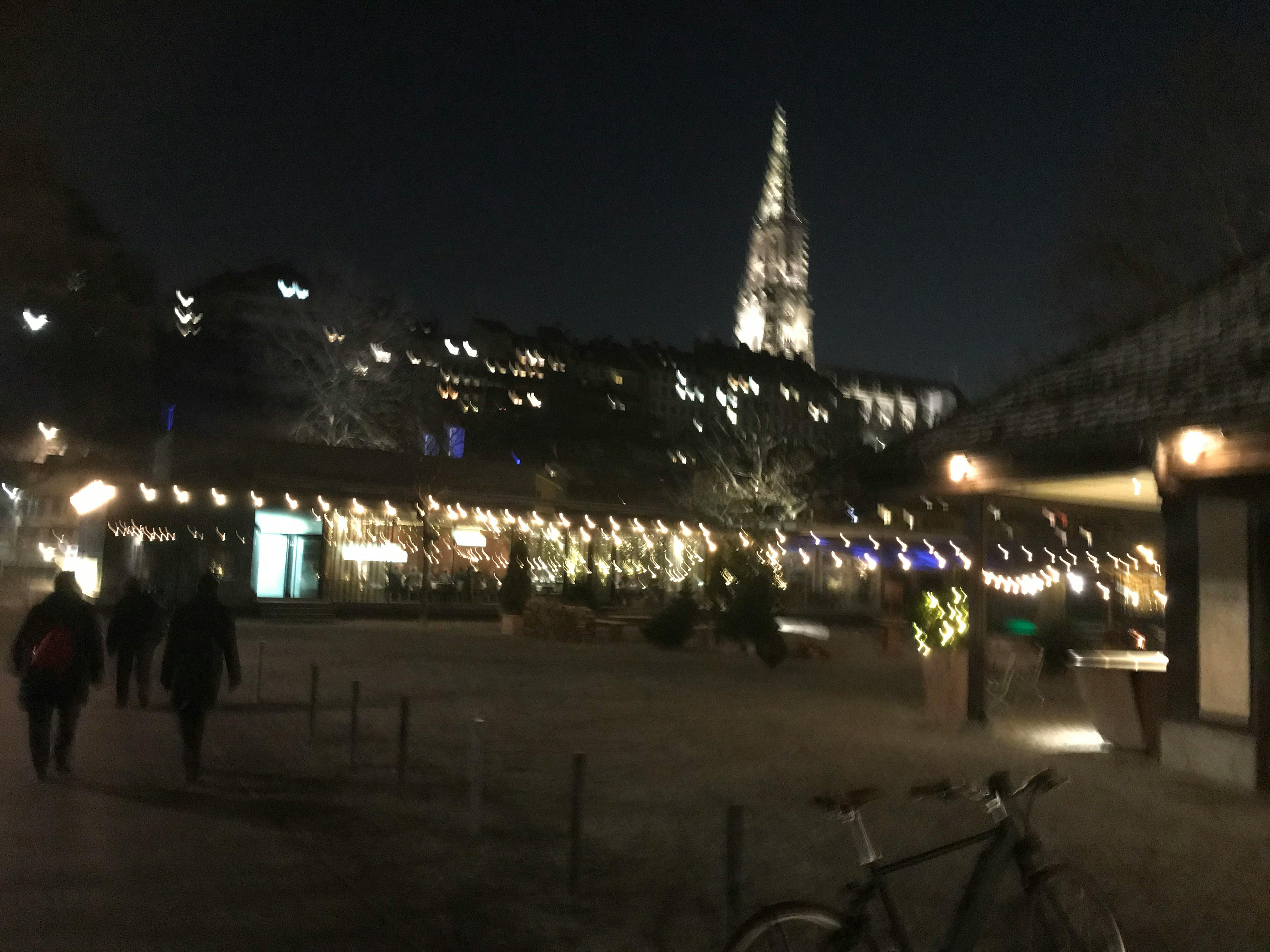 TCL QM9K: Ketika Raja Kecerahan Baru Menantang Tahta Abadi OLED