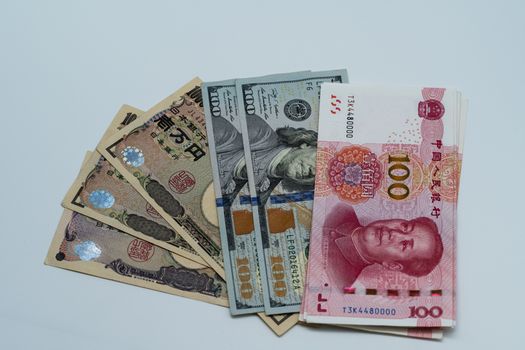 Mengapa Tiongkok Kuatkan Yuan di Tengah Perlambatan Ekonomi? Implikasinya bagi Anda
