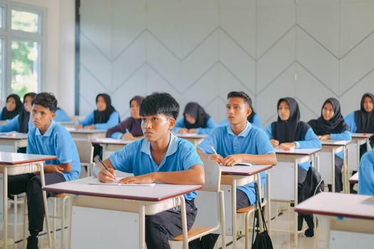 Ketika PR Sekolah Menjadi Beban: Mengurai Dampak Jumlah Tugas Terhadap Anak dan Keluarga