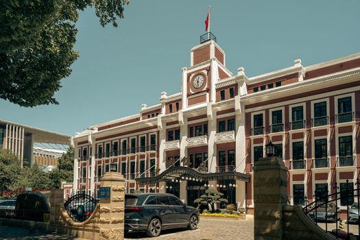 Hukuman Seumur Hidup Pendiri Evergrande: Apa Implikasinya bagi Krisis Properti Tiongkok dan Investor Global?