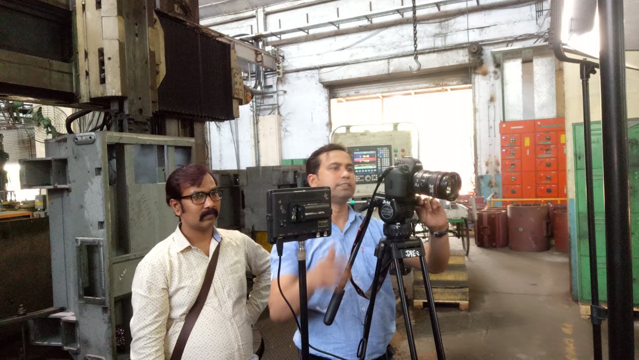 Vonis Bersejarah: Hakim Perintahkan Likuidasi Aset Pribadi Alex Jones untuk Bayar Korban Sandy Hook