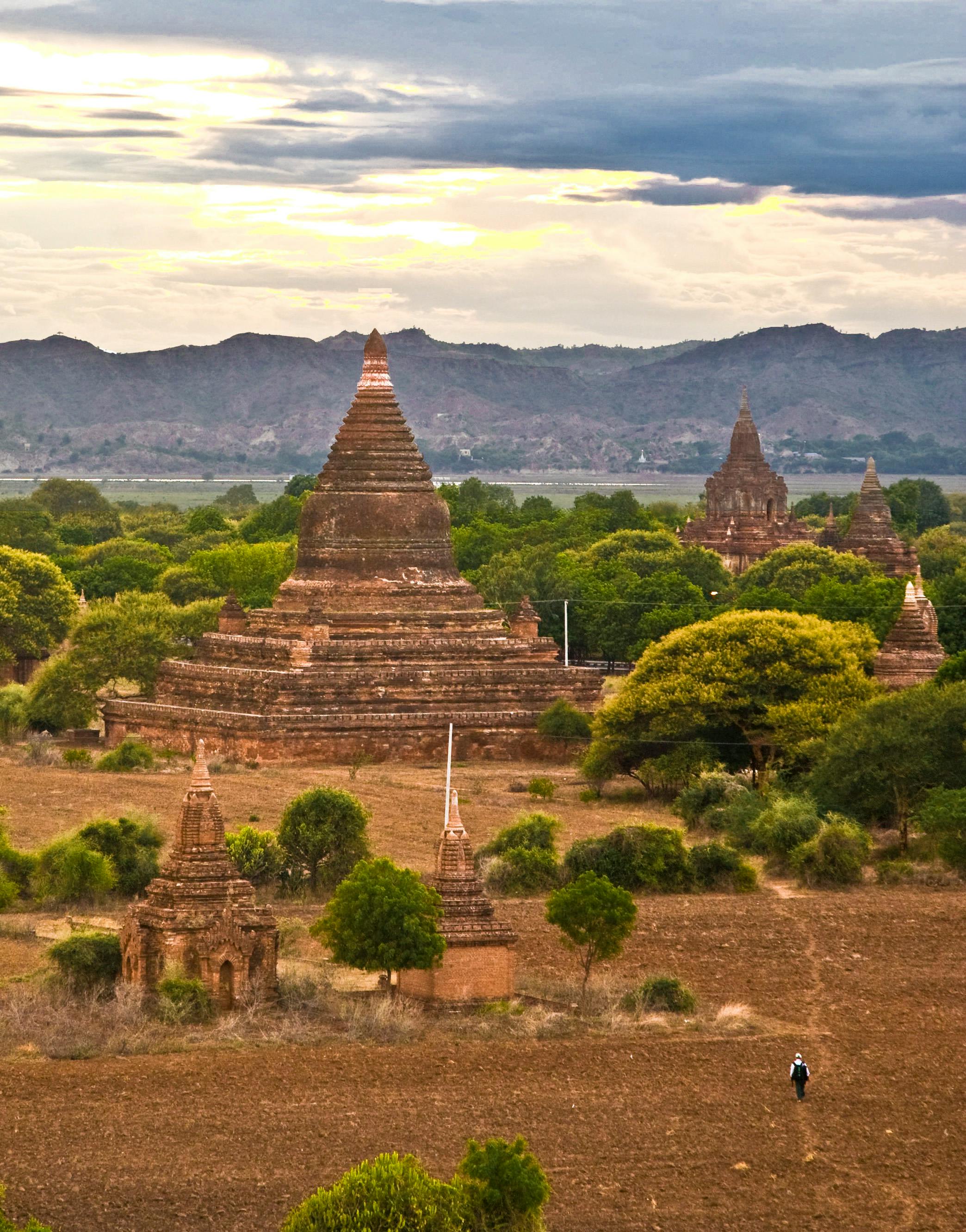 Menguak Kisah Legendaris Try Sutrisno: SBY Ungkap Pelajaran Abadi dari Akmil yang Relevan Hingga Kini!
