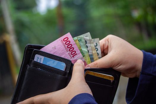 Aturan Biaya Keterlambatan Kartu Kredit Dibatalkan: Ini Dampaknya Bagi Dompet dan Perlindungan Konsumen
