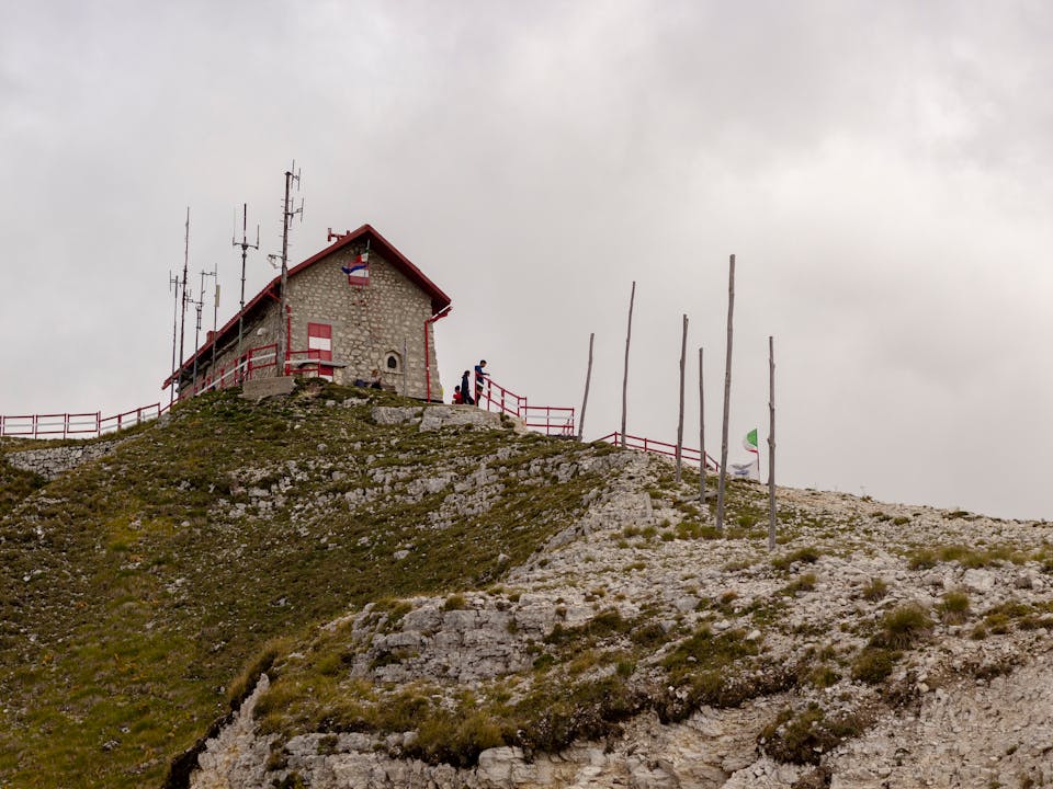 Skandal Autopen Trump: Ribuan Tanda Tangan Pengampunan Identik, Bahaya Teknologi Mengintai Demokrasi?